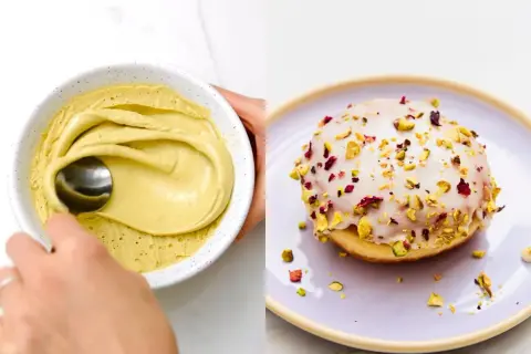 Pyszne pączki pistacjowe z lukrem i posypką z pistacji i płatków róży. Obok miska z kremem pistacjowym.