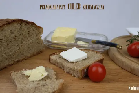 Pyszny chleb ziemniaczany, świeże masło i pomidorki. Idealne śniadanie.