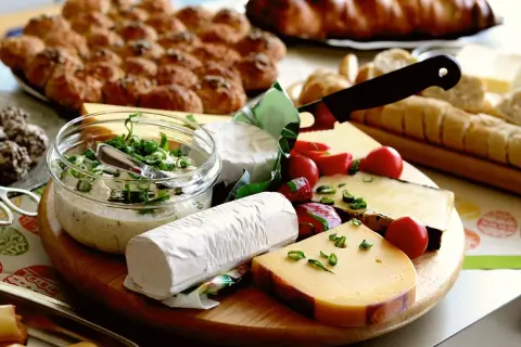 Deska serów z dipem, pomidorkami i pieczywem. Idealny ser na zapiekanki i nie tylko.