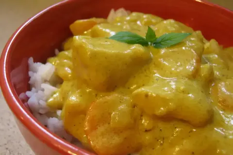 Pyszny sos curry z kurczakiem i ryżem, idealny do domowego obiadu. Prosty sos curry przepis.