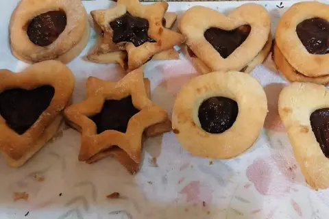 Pyszne ciasteczka z dżemem, w kształcie serc i gwiazdek, wyglądają jak kocie oczka.