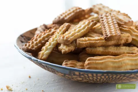 Stos ciasteczek na talerzu, idealnych do kawy. Prosty przepis na ciastka, który każdy może wypróbować.