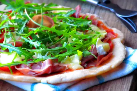 Pizza Parma z rukolą, szynką parmeńską i serem. Idealne pizza parma składniki na letni wieczór.