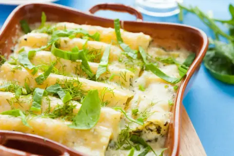 Cannelloni w sosie śmietanowym, zapiekane i posypane świeżymi ziołami. Pyszny sos śmietanowy do zapiekanki.