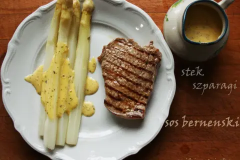 Grillowany stek z białymi szparagami polanymi kremowym sosem berneńskim. Pyszny obiad.