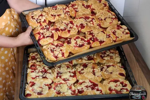 Dwie blachy pełne pysznych, domowych drożdżówek z truskawkami i kruszonką. Idealne na letnie popołudnie.