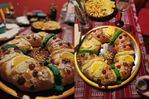Tradycyjna rosca de reyes, ozdobiona owocami i orzechami, czeka na świętowanie.