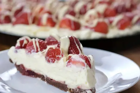 Pyszna tarta z mascarpone i truskawkami, polana białym lukrem. Idealna na deser.
