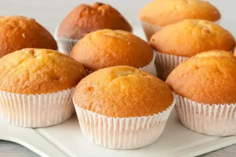 Puszyste muffinki, idealne na każdy dzień. Ten przepis na wilgotne i puszyste muffinki sprawi, że będą smakować wyśmienicie.