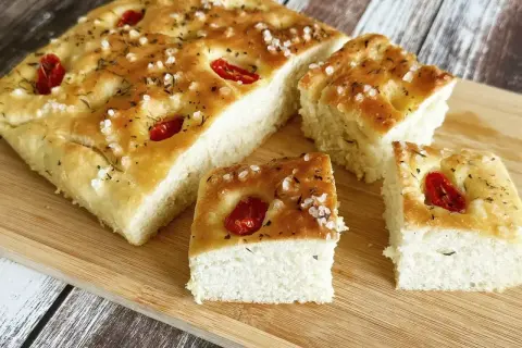 Pyszna focaccia z pomidorkami i solą morską. Idealny przepis na domową focaccię, która zachwyci każdego.