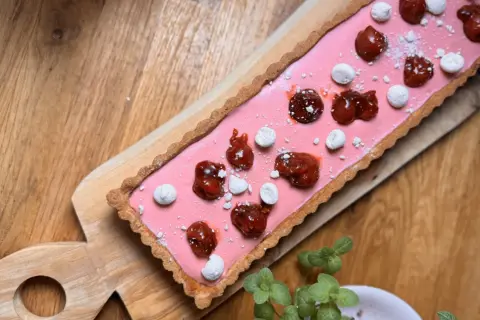 Pyszne ciasto kruche bezglutenowe z różowym kremem, wisienkami i bezą. Idealne na deser.