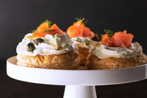 Pizzerinki z ciasta francuskiego z kremowym serkiem, łososiem, kaparami i koperkiem.