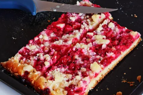 Pyszne ciasto z porzeczkami i kruszonką, właśnie kroimy pierwszy kawałek.