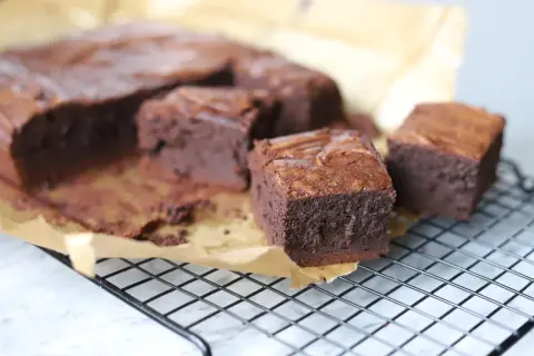 Pyszne, wilgotne brownie na kratce. Idealne na deser, gdy masz ochotę na coś słodkiego. Prosty brownie przepis.