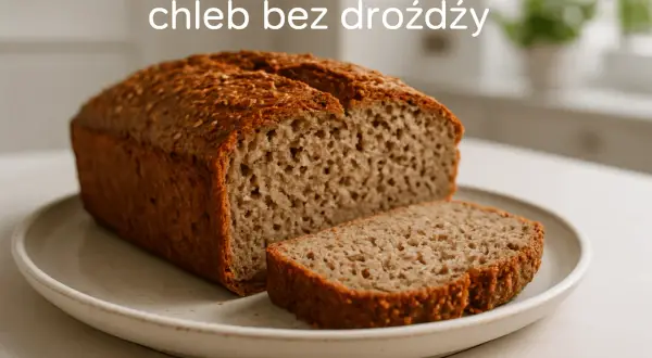Chleb bez drożdży, przypominający wyglądem chleb irlandzki, z chrupiącą skórką i puszystym wnętrzem, pokrojony na talerzu.