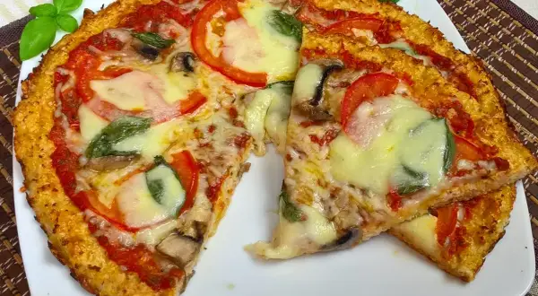 Pyszna pizza z kalafiora z pomidorami, mozzarellą i bazylią. Idealna na lekki obiad.