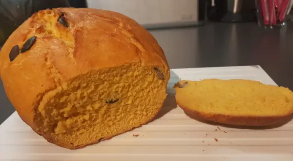 Puszysty chleb dyniowy na drożdżach, z pestkami dyni w cieście i na wierzchu. Pachnie jesienią!