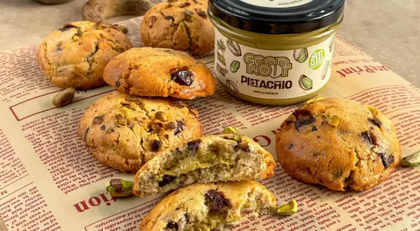 Pyszne ciasteczka z kremem pistacjowym, idealne na **crumbl cookies przepis**. Słodka przekąska pełna pistacji.
