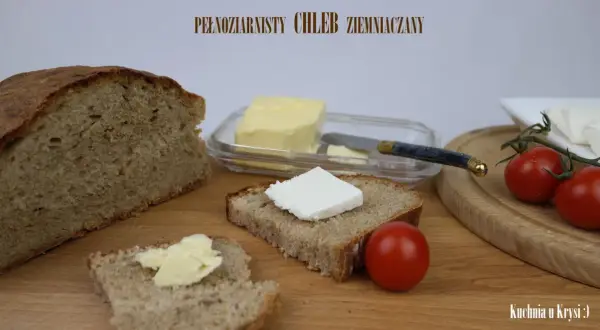 Pyszny chleb ziemniaczany, świeże masło i pomidorki. Idealne śniadanie.