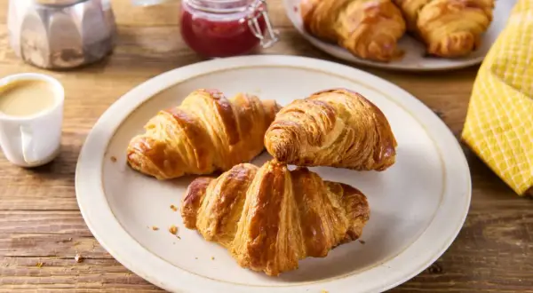 Złociste croissanty, idealne na śniadanie. Ten przepis na croissanty sprawi, że poczujesz się jak w paryskiej piekarni.