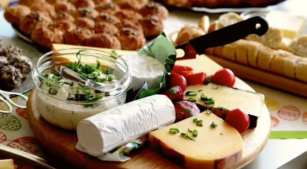 Deska serów z dipem, pomidorkami i pieczywem. Idealny ser na zapiekanki i nie tylko.