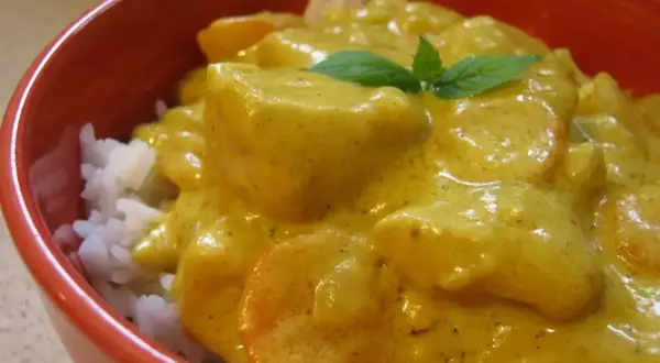 Pyszny sos curry z kurczakiem i ryżem, idealny do domowego obiadu. Prosty sos curry przepis.