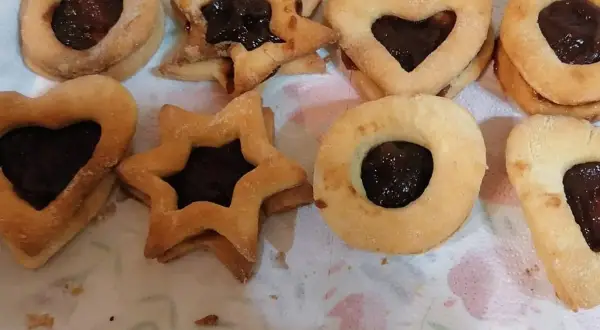 Pyszne ciasteczka z dżemem, w kształcie serc i gwiazdek, wyglądają jak kocie oczka.