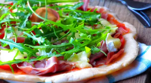 Pizza Parma z rukolą, szynką parmeńską i serem. Idealne pizza parma składniki na letni wieczór.