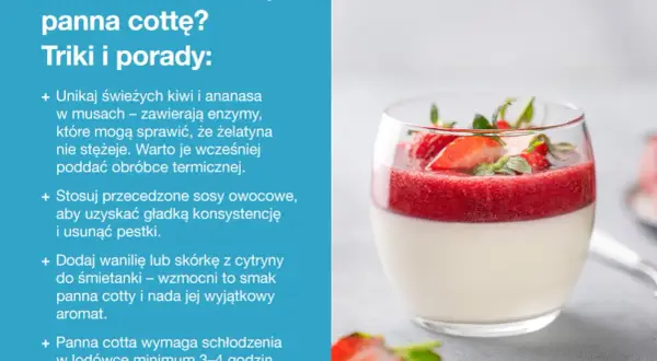 Idealna panna cotta w szklance, udekorowana musem truskawkowym i świeżymi owocami.