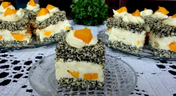 Pyszne ciasto makowa panienka z brzoskwiniami i kremem.
