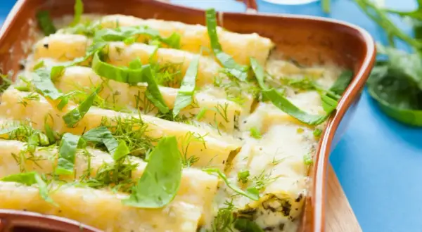 Cannelloni w sosie śmietanowym, zapiekane i posypane świeżymi ziołami. Pyszny sos śmietanowy do zapiekanki.