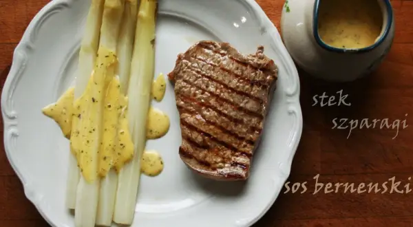 Grillowany stek z białymi szparagami polanymi kremowym sosem berneńskim. Pyszny obiad.