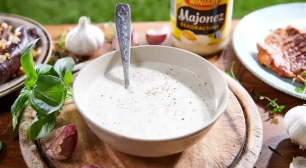 Kremowy sos z majonezu, czosnku i ziół. Idealny sposób, jak zagęścić sos do grillowanych mięs.