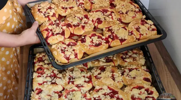 Dwie blachy pełne pysznych, domowych drożdżówek z truskawkami i kruszonką. Idealne na letnie popołudnie.