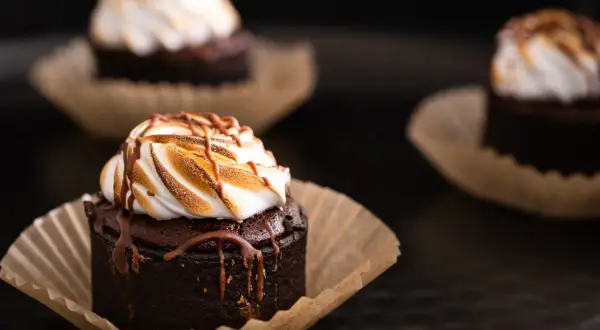 Pyszne babeczki brownie z pianką marshmallow i polewą czekoladową.