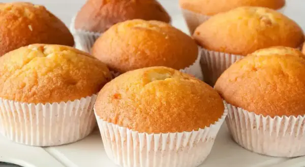 Puszyste muffinki, idealne na każdy dzień. Ten przepis na wilgotne i puszyste muffinki sprawi, że będą smakować wyśmienicie.