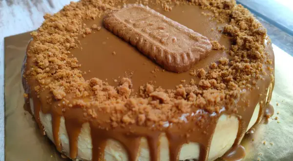 Pyszny sernik Lotus z polewą karmelową i pokruszonymi ciasteczkami. Idealny na deser!