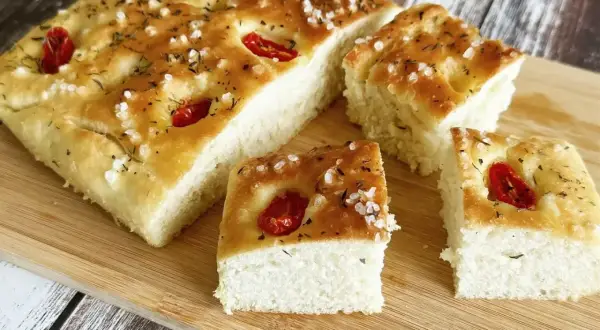 Pyszna focaccia z pomidorkami i solą morską. Idealny przepis na domową focaccię, która zachwyci każdego.
