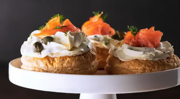 Pizzerinki z ciasta francuskiego z kremowym serkiem, łososiem, kaparami i koperkiem.