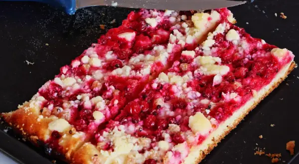 Pyszne ciasto z porzeczkami i kruszonką, właśnie kroimy pierwszy kawałek.