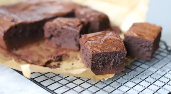Pyszne, wilgotne brownie na kratce. Idealne na deser, gdy masz ochotę na coś słodkiego. Prosty brownie przepis.