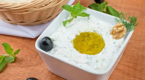 Pyszny sos tzatziki przepis na grecką ucztę. Kremowy jogurt, czosnek, ogórek, oliwa, oliwki i mięta. Idealny do pieczywa.