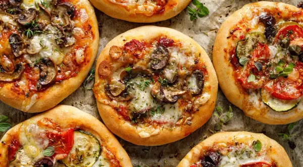 Pyszne pizzerinki z pieczarkami, pomidorami i cukinią. Idealne na szybki obiad lub przekąskę. Prosty pizzerinki przepis.