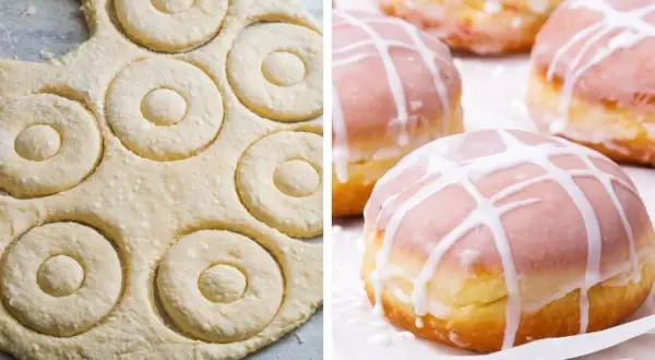 Wycinanie kółek z ciasta na pączki z piekarnika. Obok gotowe, lukrowane pączki.