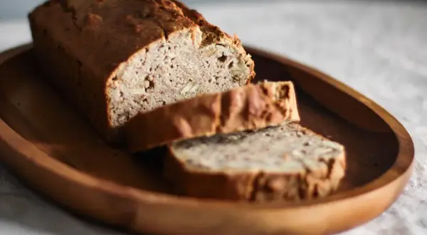Chleb z ziarnami, idealny do pieczenia w garnku rzymskim, pokrojony na talerzu.