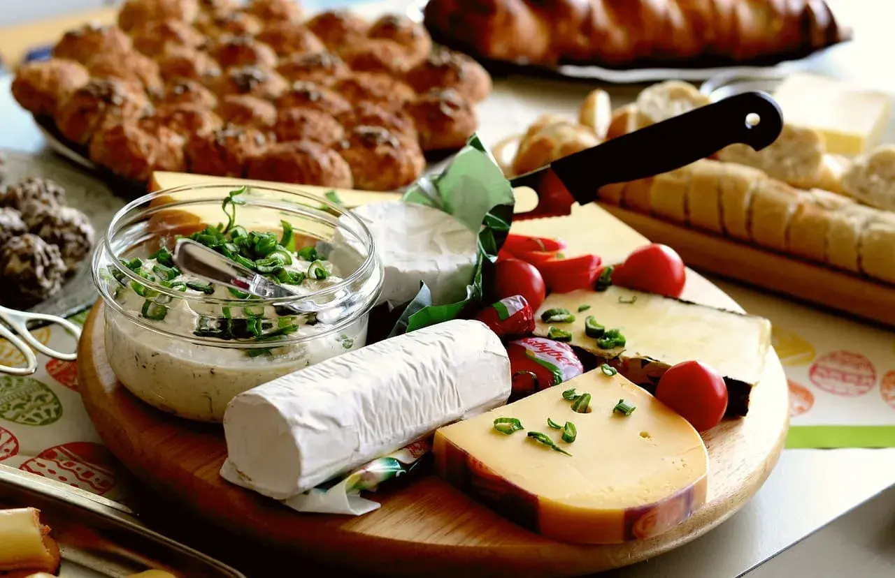 Deska serów z dipem, pomidorkami i pieczywem. Idealny ser na zapiekanki i nie tylko.