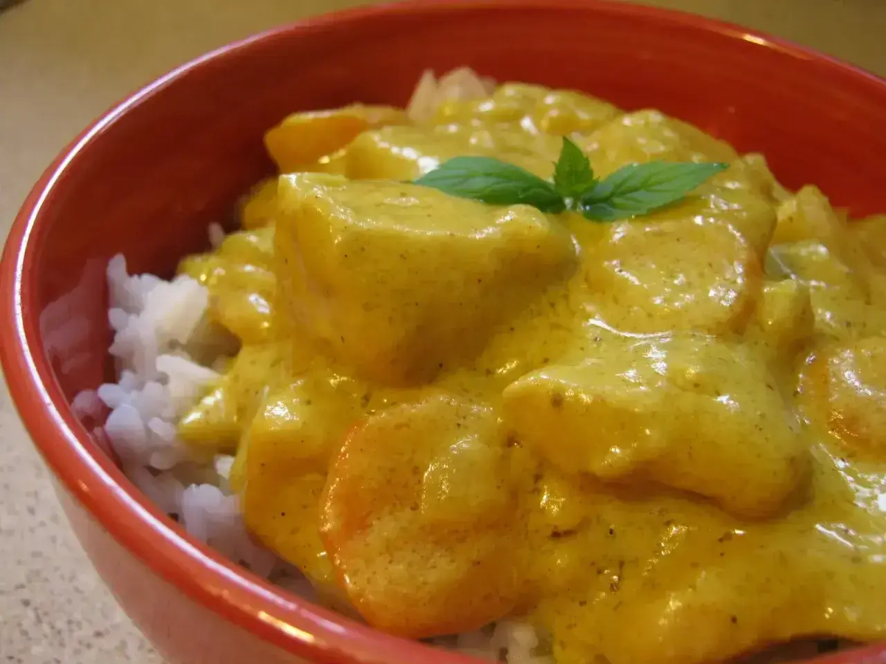 Pyszny sos curry z kurczakiem i ryżem, idealny do domowego obiadu. Prosty sos curry przepis.
