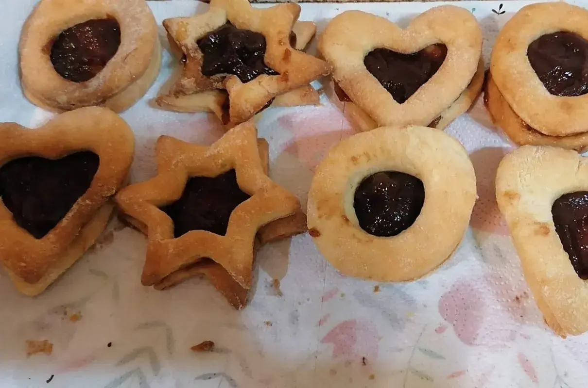 Pyszne ciasteczka z dżemem, w kształcie serc i gwiazdek, wyglądają jak kocie oczka.
