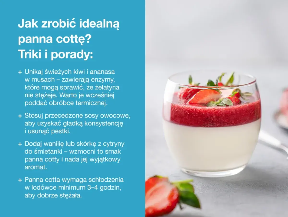 Idealna panna cotta w szklance, udekorowana musem truskawkowym i świeżymi owocami.