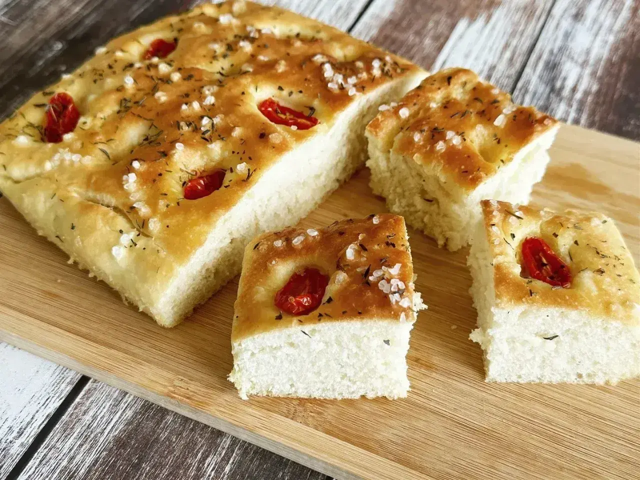 Pyszna focaccia z pomidorkami i solą morską. Idealny przepis na domową focaccię, która zachwyci każdego.